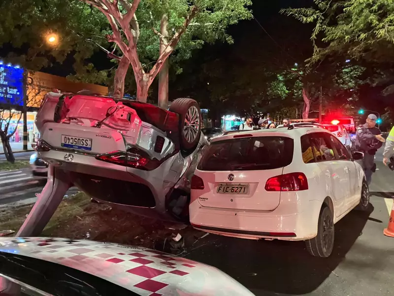 Carro capota após colisão e causa congestionamento em avenida de Campinas