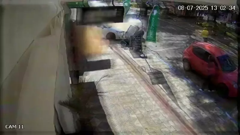 Carro desgovernado invade calçada, colide com poste e atropela pedestres no RS; veja o vídeo chocante