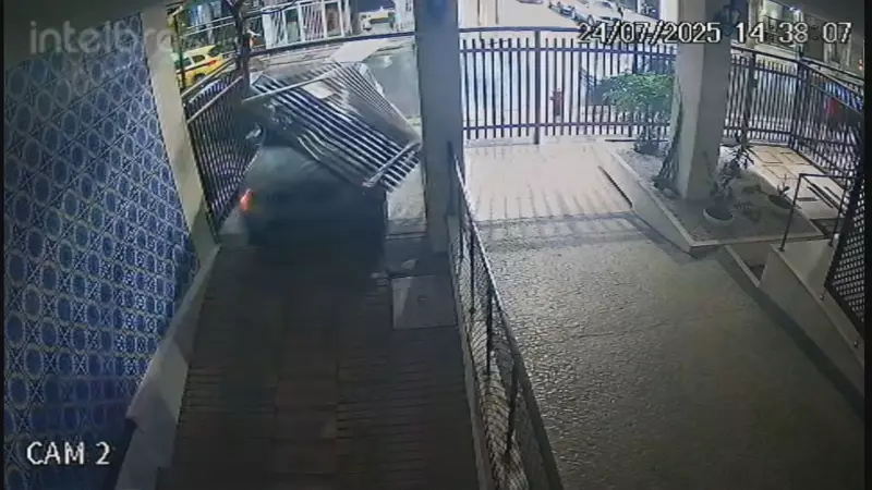 Carro desgovernado vira 'batedor de portão' e invade garagem em Copacabana; veja o vídeo