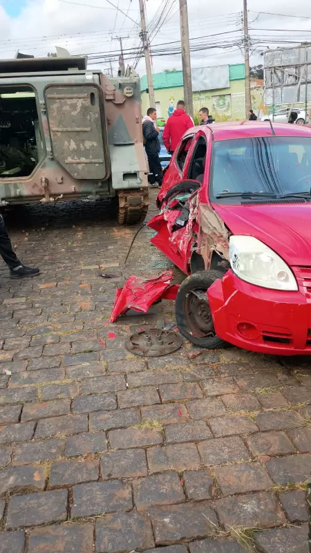 Carro é atingido por tanque do Exército no Paraná: veja imagens chocantes