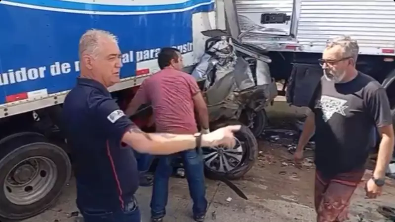 Carro esmagado em acidente na BR-101 parece 'maracujá', diz bombeiro; veja o vídeo chocante