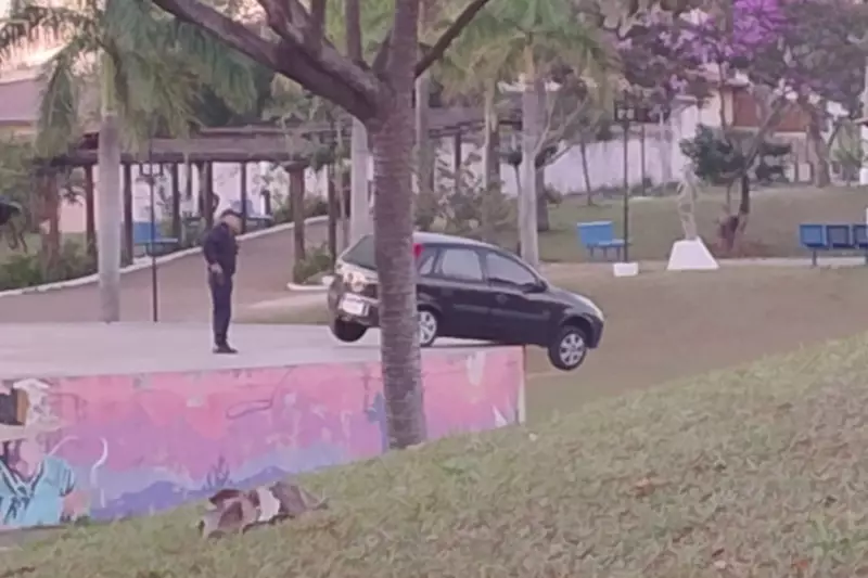 Carro fica pendurado em palco após motorista invadir praça em Hortolândia: veja o vídeo