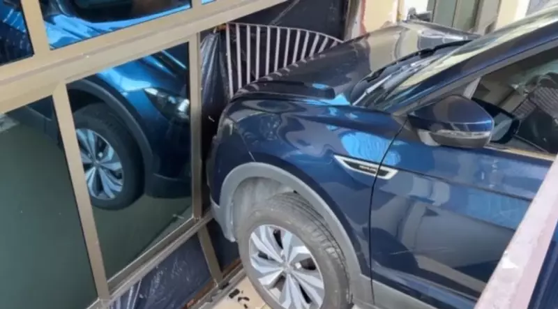 Carro invade churrascaria em São José dos Campos após motorista perder controle