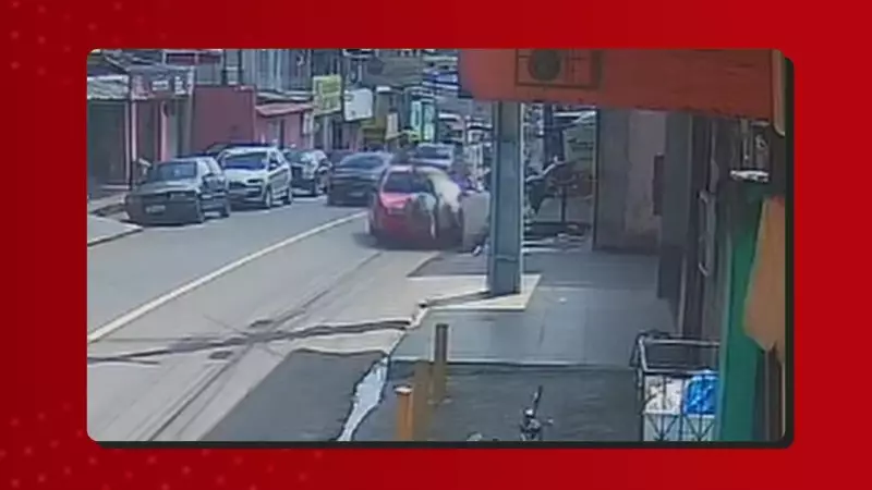 Carro invade contramão e atropela homem e criança na Zona Oeste de Manaus; veja o vídeo chocante