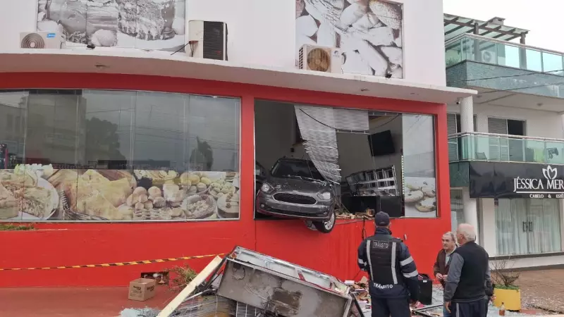 Carro invade padaria no RS: família calcula prejuízos após 'estrago colossal'