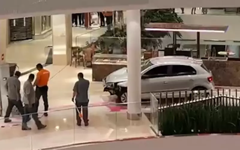 Carro invade Shopping Flamboyant em Goiânia: veja o vídeo chocante!