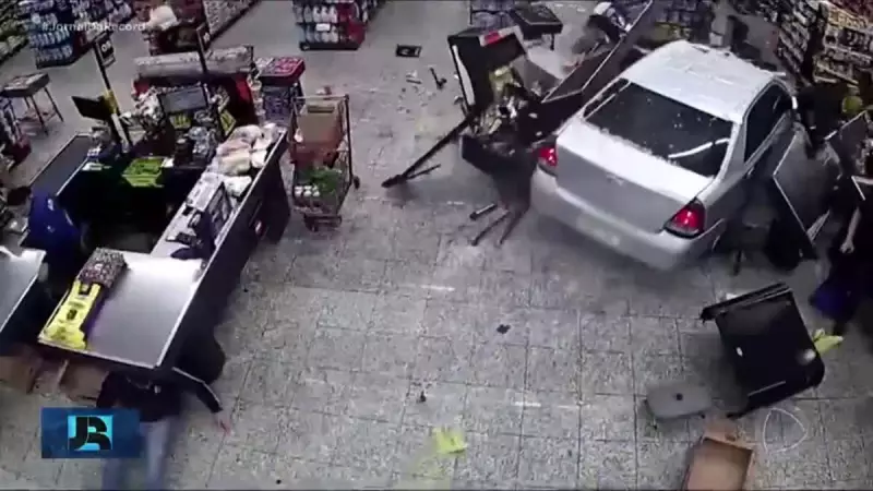 Carro invade supermercado em Foz do Iguaçu e causa cena de filme de ação — veja o vídeo!