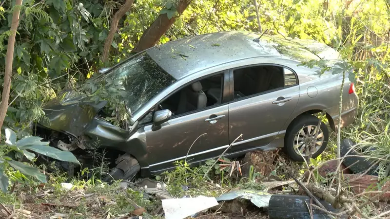 Carro quase despenca em barranco em Londrina: jovens escapam por pouco de tragédia