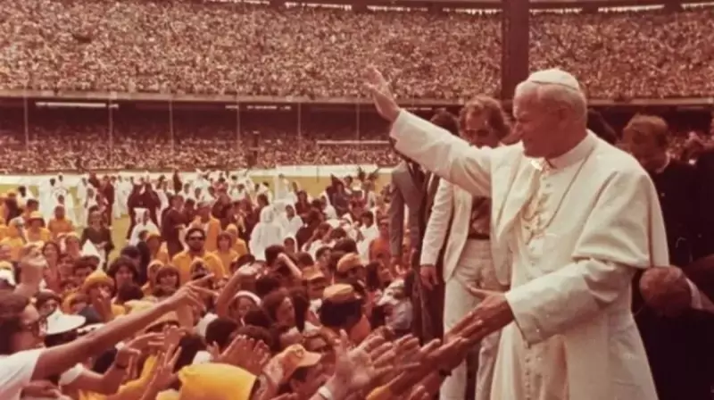Carros antigos desfilam em Fortaleza para relembrar visita histórica do Papa João Paulo II