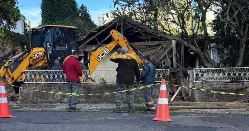 Casa abandonada com histórico de conflitos é demolida no centro de Criciúma