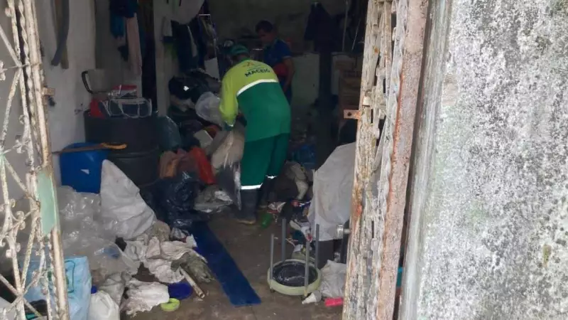 Casa de acumulador em Maceió tem duas toneladas de lixo retiradas: entenda o caso