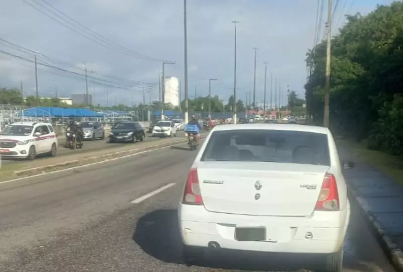 Casal abandona carro em via pública, briga e causa engarrafamento em Aracaju