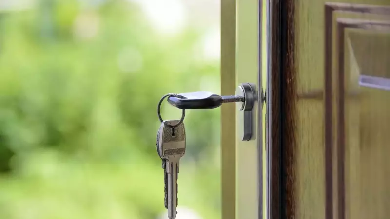 Casal de estrangeiros é achado morto em apartamento de luxo em Curitiba: drogas e armas no local