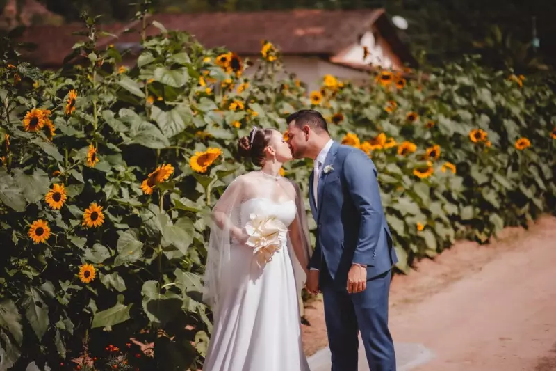 Casal transforma sonho em realidade: mais de mil girassóis para decorar o próprio casamento no ES