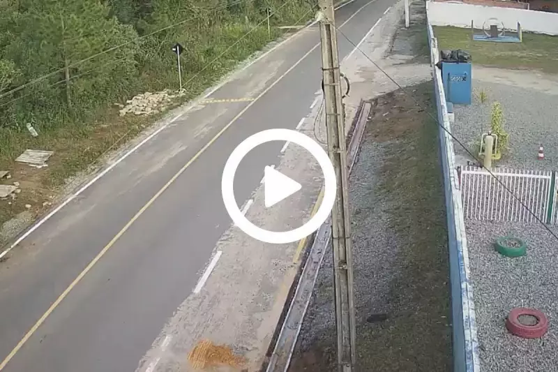 Cavalo é arrastado por carro no litoral de SC e caso choca moradores: vídeo