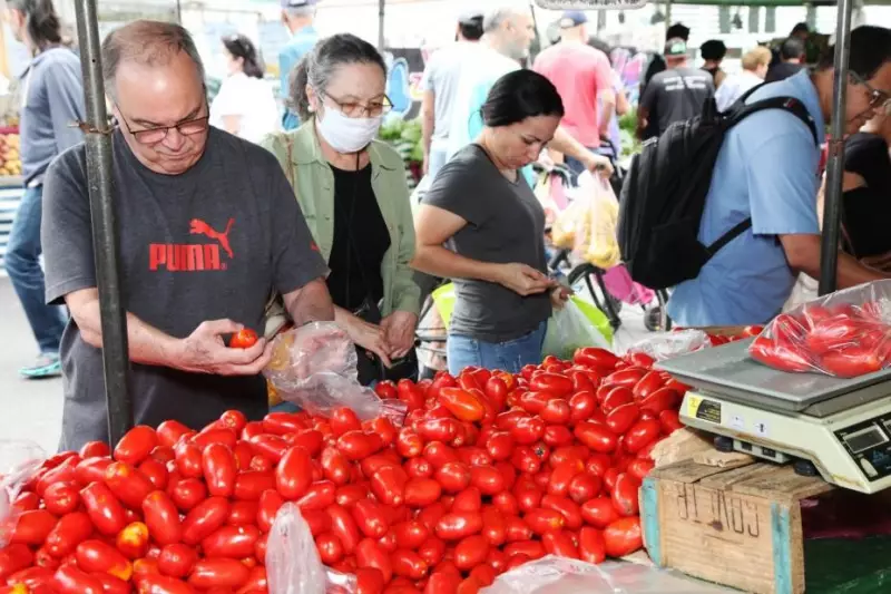 Cesta básica fica mais barata em junho: banana lidera queda de 3,37% no preço