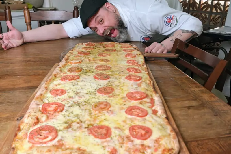 Chef cria pizza gigante de 40 metros para celebrar Dia da Pizza no litoral de SP
