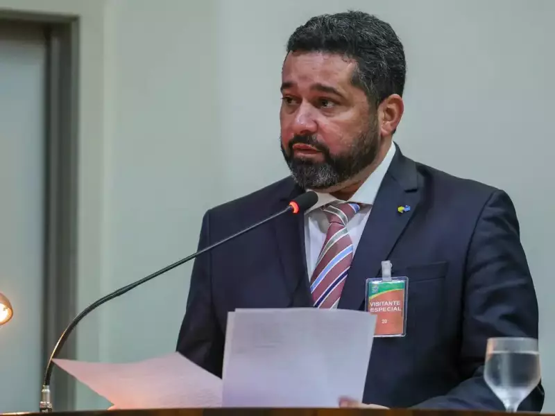 Chefe dos Correios pede demissão e tira licença: entenda o caso