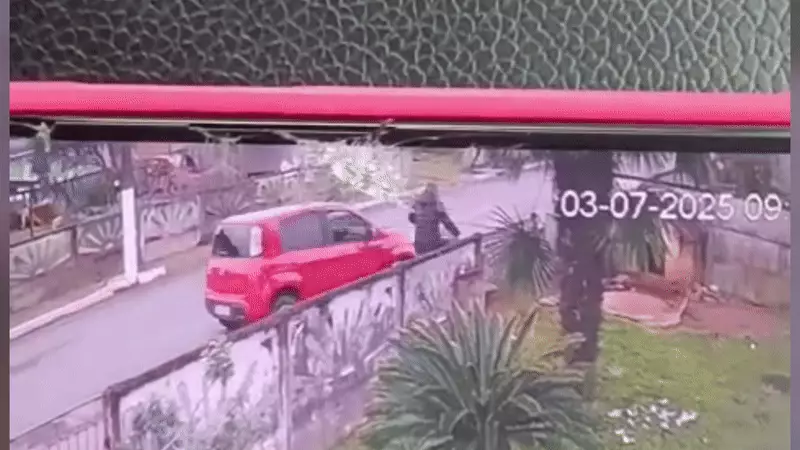 Chocante: Ex-namorado atropela mulher e a prensa contra muro em Santa Catarina — Veja o vídeo
