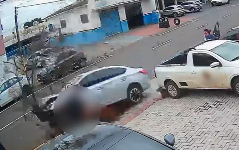Choque em Arapongas: Vídeo mostra momento em que pedestres são atropelados em faixa