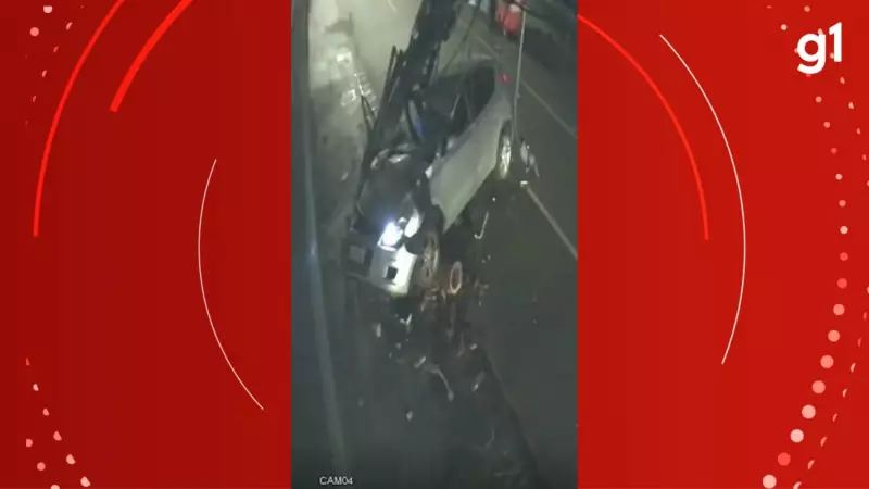 Choque violento arremessa carro contra poste no RS: motorista e passageiro sobrevivem por pouco | Veja o vídeo