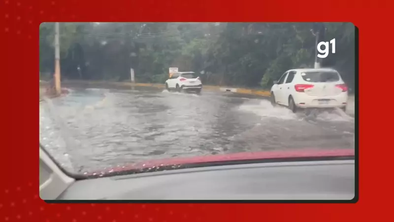 Chuva torrencial transforma ruas de Manaus em rios e causa caos no trânsito — veja imagens impactantes!