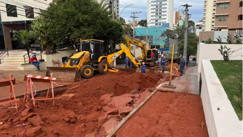 Chuva transforma rua de Bauru em 'tobogã' de crateras e engole dois carros — veja imagens