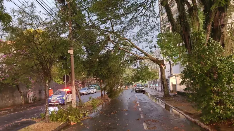 Chuvas transformam ruas em rios e causam caos em Itatiaia e Resende — veja imagens!