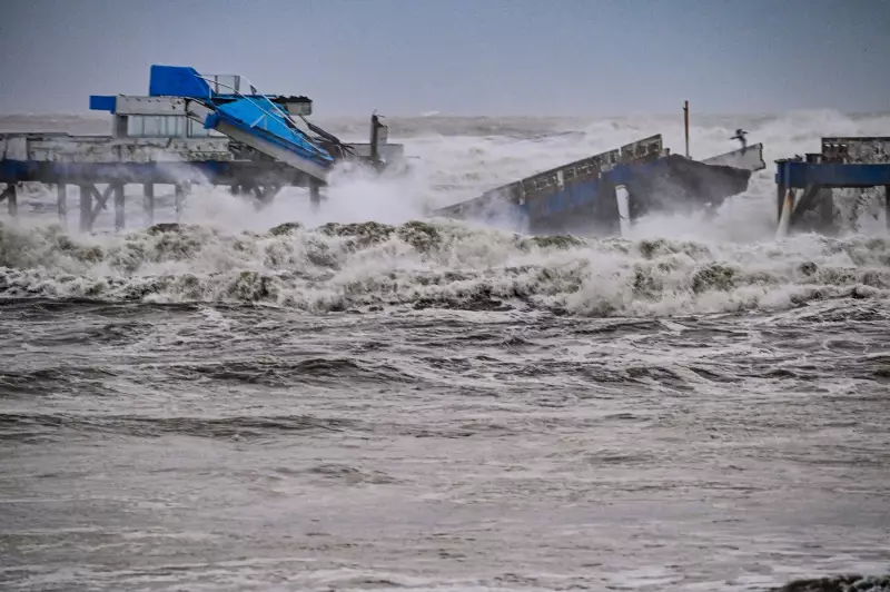 Ciclone extratropical arrasa o RS: píer desaba, casas voam e milhares ficam no escuro — veja o caos