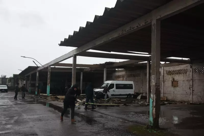 Ciclone no RS: Ventania arranca telhado de garagem em Imbé e deixa moradores em alerta