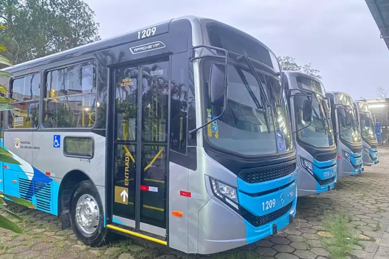 Colisão entre ônibus e escavadeira deixa três feridos em São José dos Campos