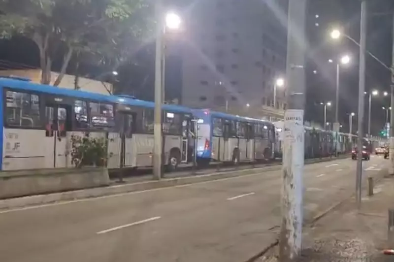Colisão entre ônibus paralisa centro de Juiz de Fora e causa transtornos no trânsito