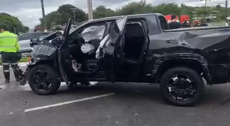 Colisão entre picape e carro deixa cinco feridos na Avenida Coronel Teixeira, em Manaus