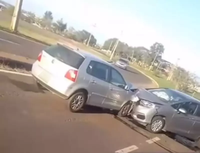 Colisão frontal na Avenida JK deixa duas pessoas feridas em Presidente Prudente