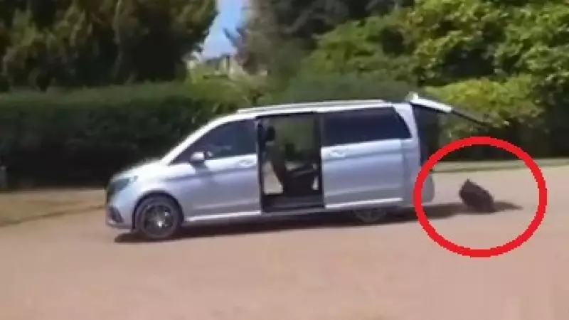 Comitiva de Macron deixa malas para trás após saída apressada de castelo na França