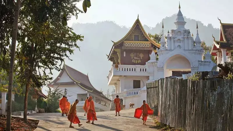 Como monges no Laos estão combatendo o turismo excessivo e preservando sua cultura