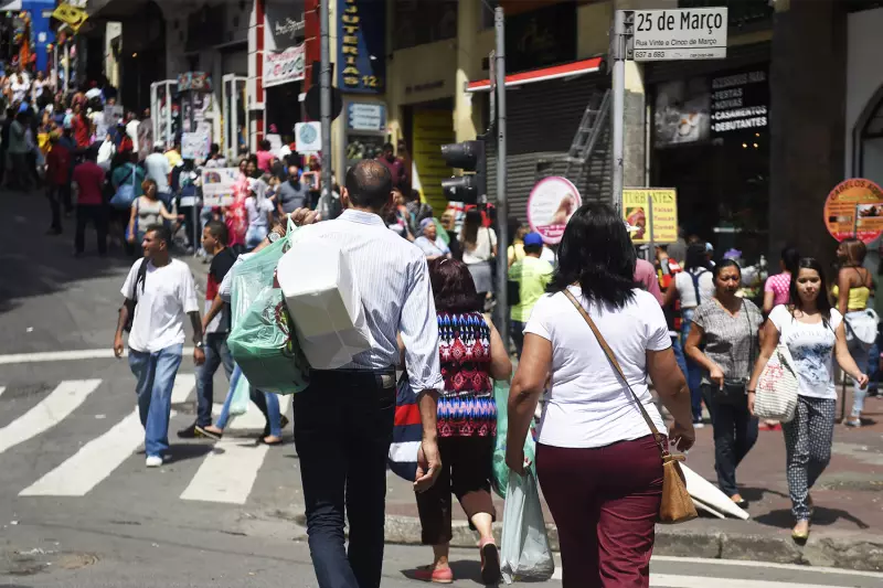 Confiança do consumidor despenca: brasileiro está mais pessimista com a economia, revela pesquisa da ACSP