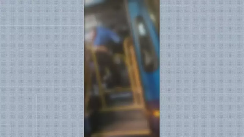 Confusão no trânsito de BH: motoristas se agridem após colisão entre carro e ônibus | Vídeo