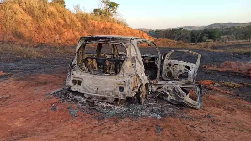 Corpo carbonizado é achado em carro incendiado na BR-381: mistério choca Governador Valadares