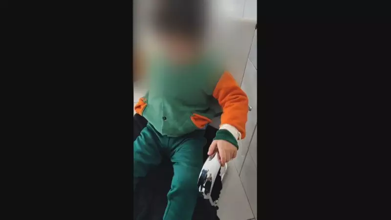 Criança autista de 4 anos é encontrada amarrada em banheiro de escola: funcionária é indiciada por tortura