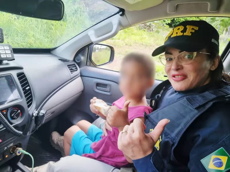 Criança de 4 anos foge de casa e é resgatada pela PRF ao tentar atravessar a BR-230 na Paraíba