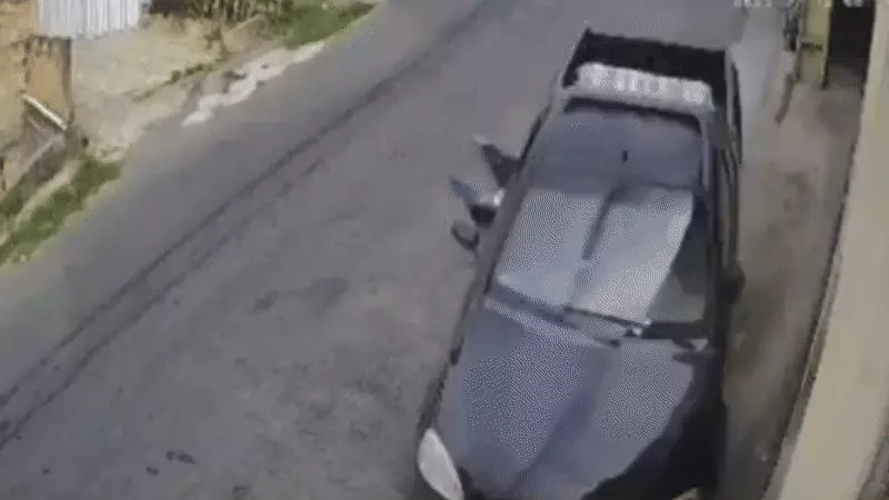 Criança sobrevive milagrosamente após pular de carro desgovernado e ser arrastada pelo asfalto em MG