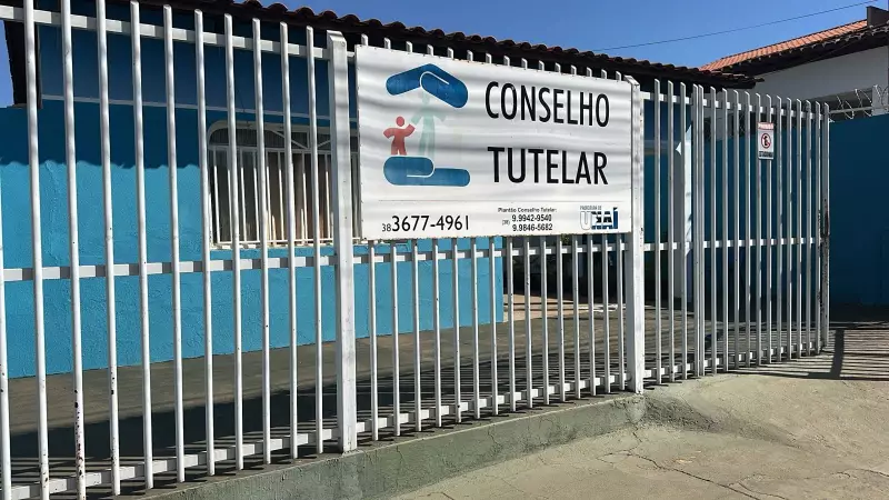 Crianças gritam por socorro em casa sozinhas — mãe alega que era 'lição' para filha