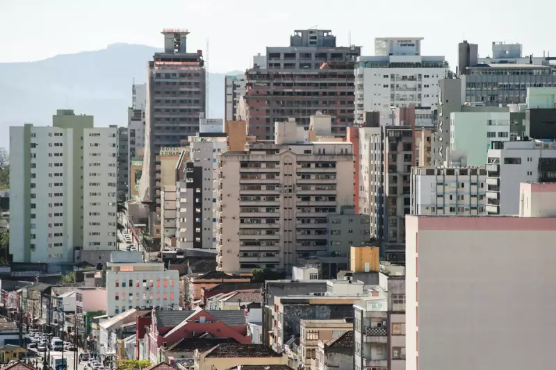 Crise habitacional em Florianópolis: falta de moradia afasta trabalhadores e preços disparam