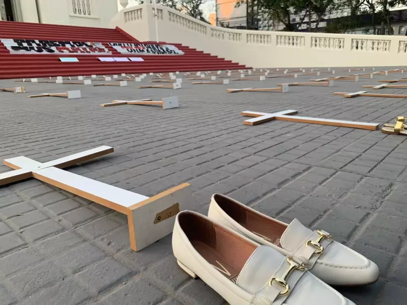 Cruzes no chão, dor no coração: ato no Acre lembra vítimas de feminicídio com protesto emocionante