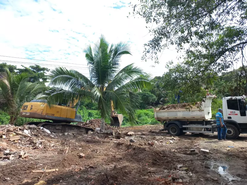 Currais de porcos às margens do Rio Jaguaribe são demolidos em João Pessoa: ação combate poluição e irregularidades