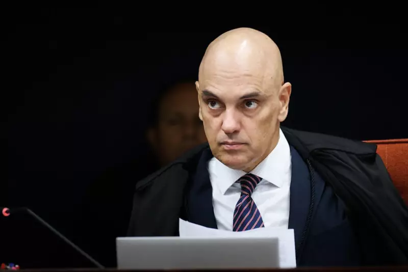 Decisão de Moraes sobre entrevistas de Bolsonaro gera debate: cortes em redes sociais ainda são incertos