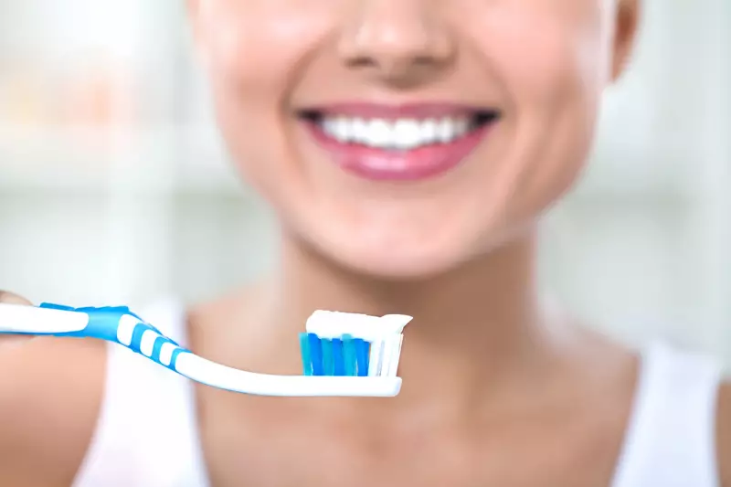 Dentes saudáveis: os hábitos que salvam e os que destroem seu sorriso, segundo dentistas