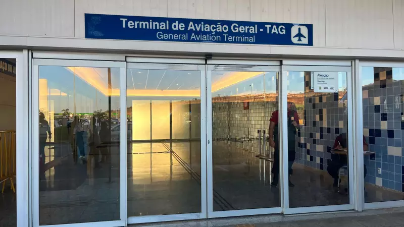 Deportados chegam ao Brasil em avião da Força Aérea dos EUA pela primeira vez