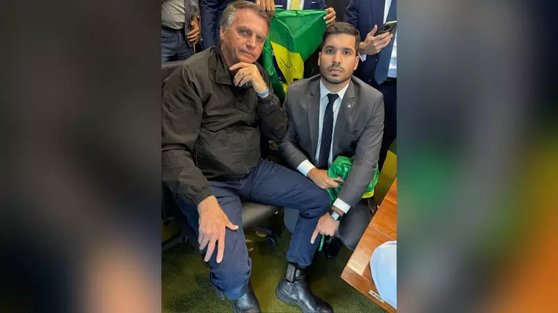 Deputado viraliza ao postar foto de Bolsonaro com tornozeleira eletrônica — veja a repercussão